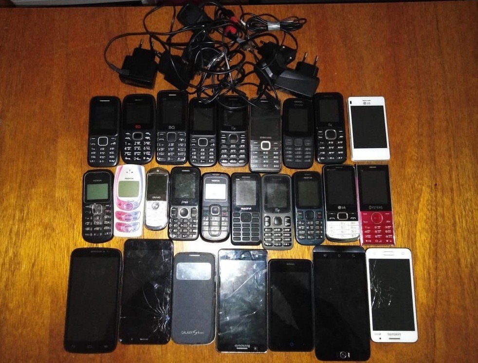 В вельскую колонию пытались перебросить 26 сотовых телефонов